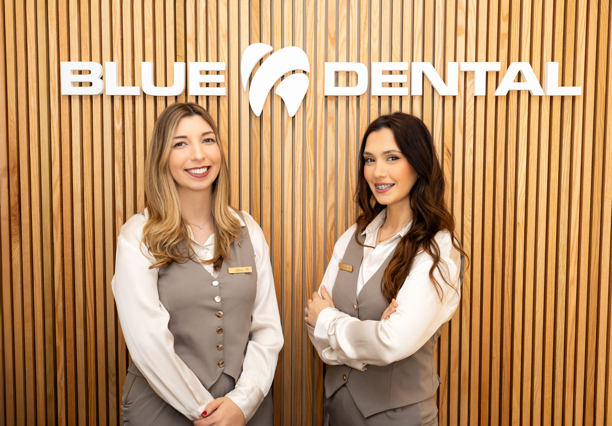 Duas mulheres com o logo da Blue Dental ao fundo. Representa a clínica, consultas e serviços.